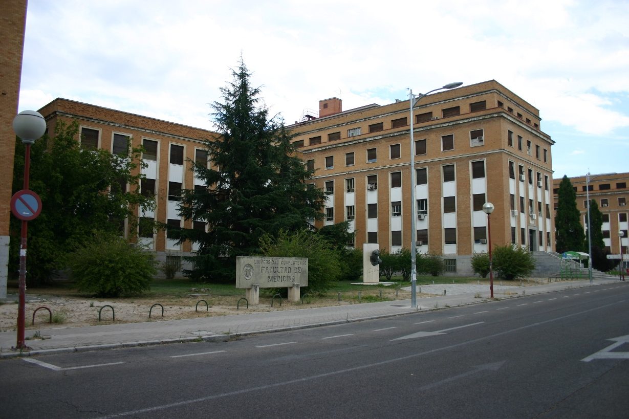 Severo Ochoa's monument, Facultad de Medicina, Universidad Complutense, Madrid - 01.JPG
